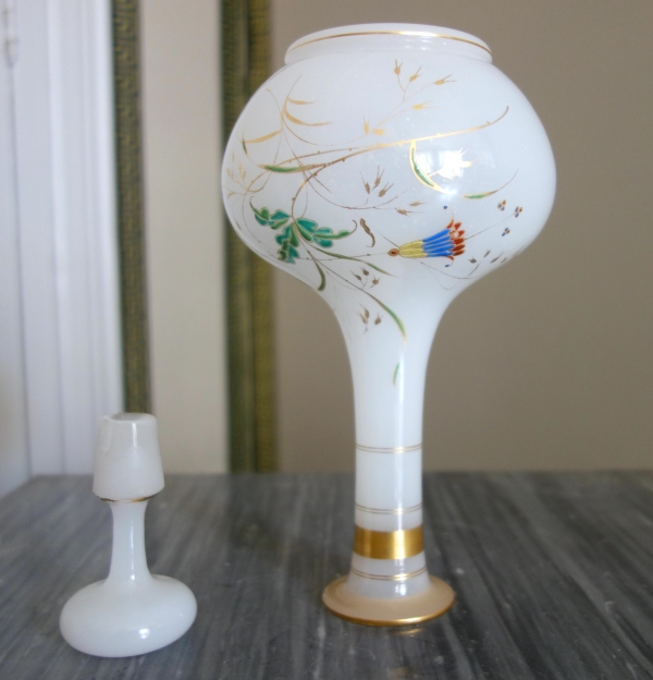 Cristal de Baccarat : carafe à vin en opaline à décor japonisant émaillé et or