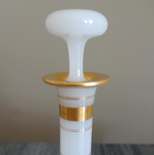 Cristal de Baccarat : carafe à vin en opaline à décor japonisant émaillé et or