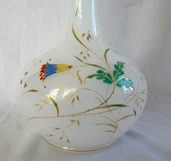Cristal de Baccarat : carafe à vin en opaline à décor japonisant émaillé et or