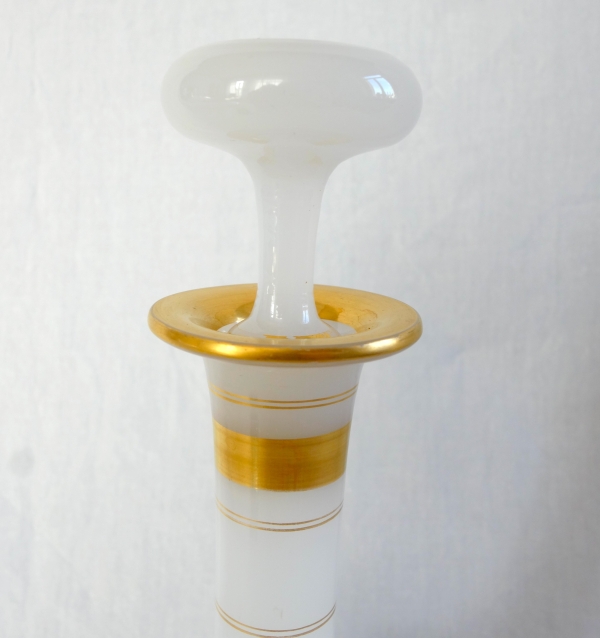 Cristal de Baccarat : carafe à vin en opaline à décor japonisant émaillé et or