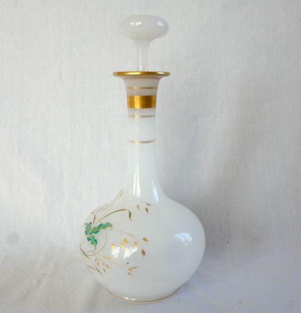 Cristal de Baccarat : carafe à vin en opaline à décor japonisant émaillé et or