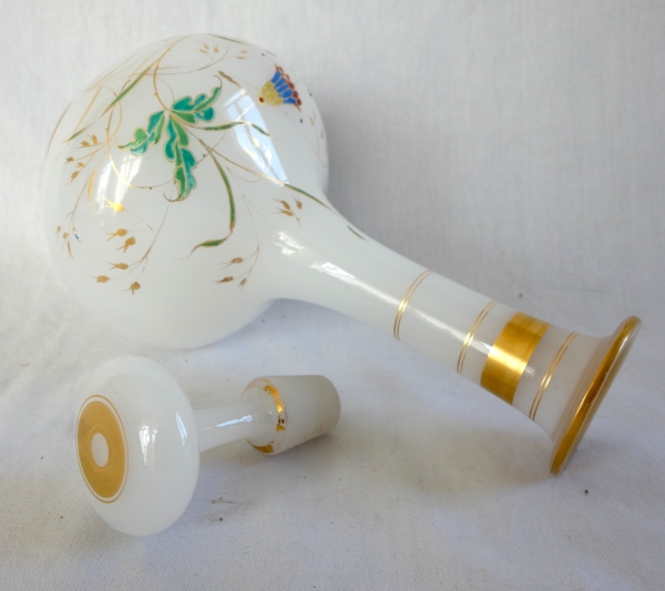 Cristal de Baccarat : carafe à vin en opaline à décor japonisant émaillé et or