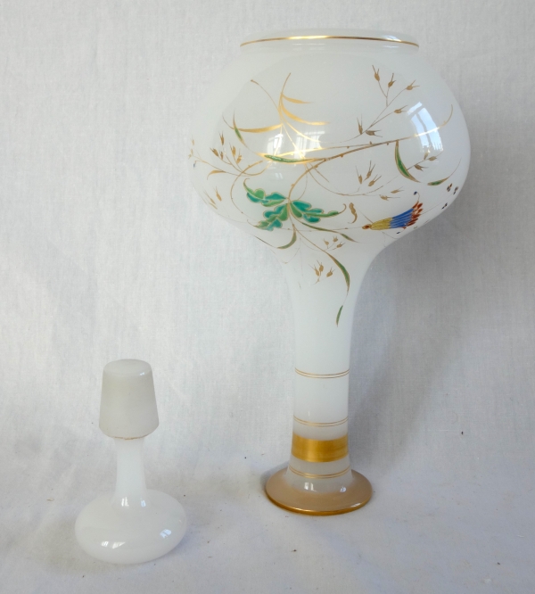 Cristal de Baccarat : carafe à vin en opaline à décor japonisant émaillé et or