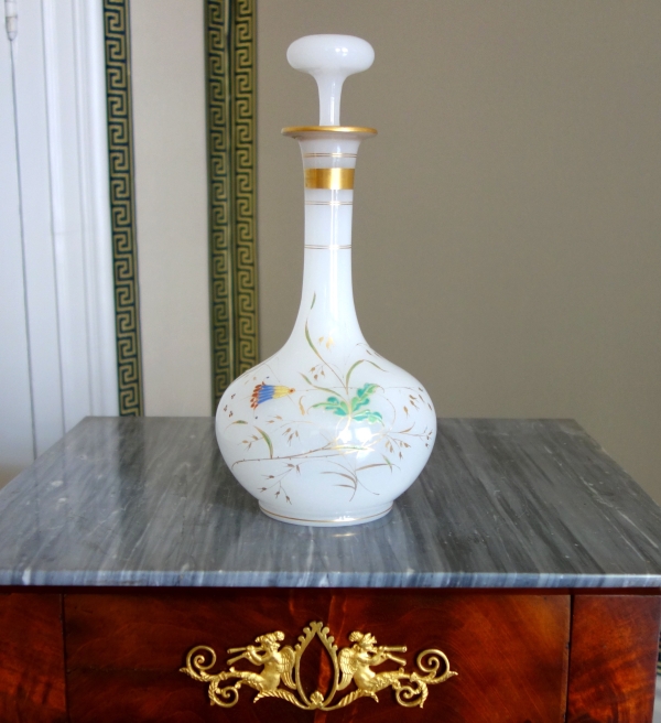 Cristal de Baccarat : carafe à vin en opaline à décor japonisant émaillé et or