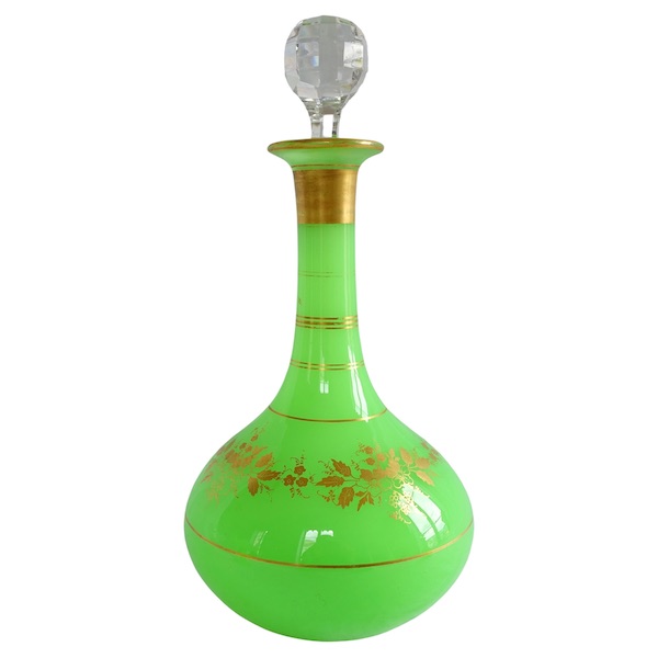 Carafe à vin en opaline de Baccarat vert jade dorée, XIXe siècle vers 1860