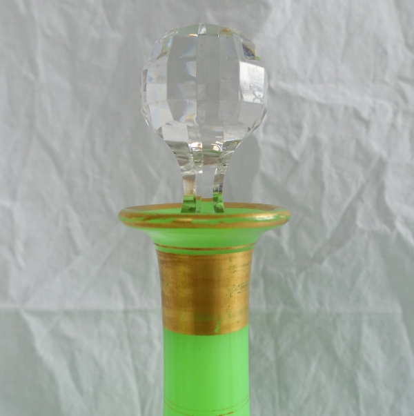 Carafe à vin en opaline de Baccarat vert jade dorée, XIXe siècle vers 1860