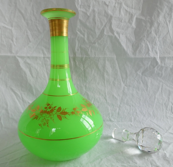 Carafe à vin en opaline de Baccarat vert jade dorée, XIXe siècle vers 1860