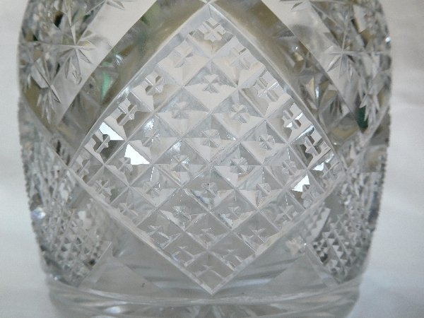 Carafe à whisky en cristal de Baccarat richement taillée, étiquette papier