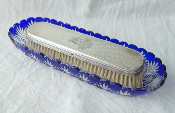 Coupe à brosse en cristal de Baccarat, cristal overlay bleu cobalt, modèle Douai