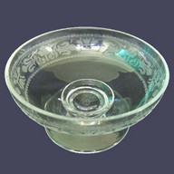 Coupe à bonbons en cristal de Baccarat gravé, motifs de fleurs de lys