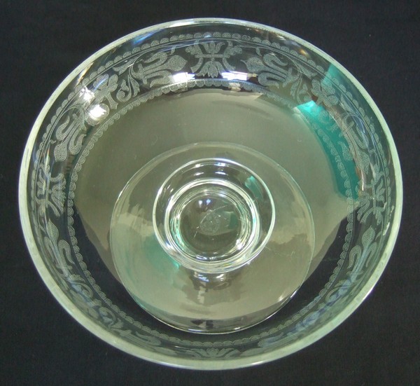 Coupe à bonbons en cristal de Baccarat gravé, motifs de fleurs de lys