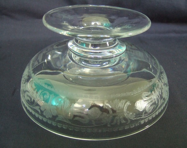 Coupe à bonbons en cristal de Baccarat gravé, motifs de fleurs de lys