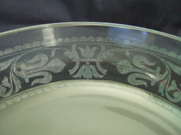 Coupe à bonbons en cristal de Baccarat gravé, motifs de fleurs de lys