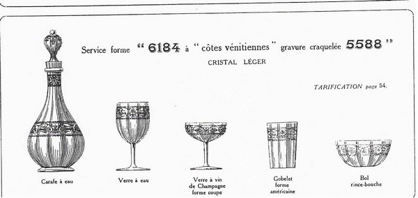 Coupe à bonbons en cristal de Baccarat gravé, motifs de fleurs de lys