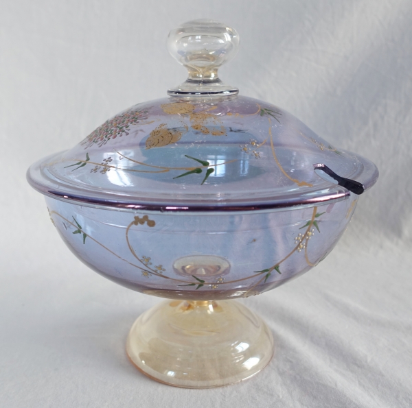 Confiturier Art Nouveau en cristal de Baccarat irisé et émaillé, décor japonisant - étiquette