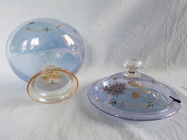 Confiturier Art Nouveau en cristal de Baccarat irisé et émaillé, décor japonisant - étiquette