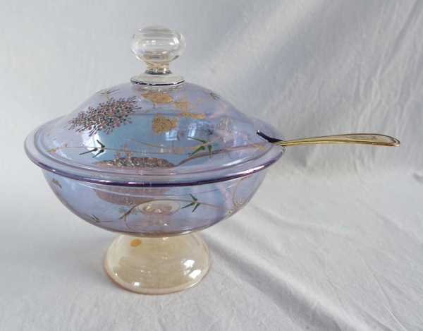Confiturier Art Nouveau en cristal de Baccarat irisé et émaillé, décor japonisant - étiquette