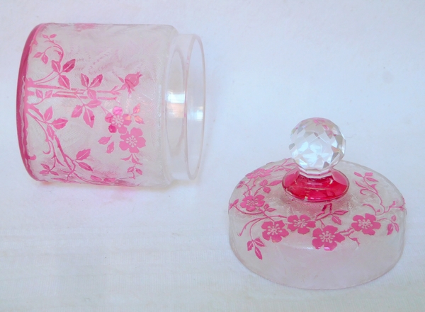 Baccarat crystal powder box, Eglantier pattern, pink overlay crystal