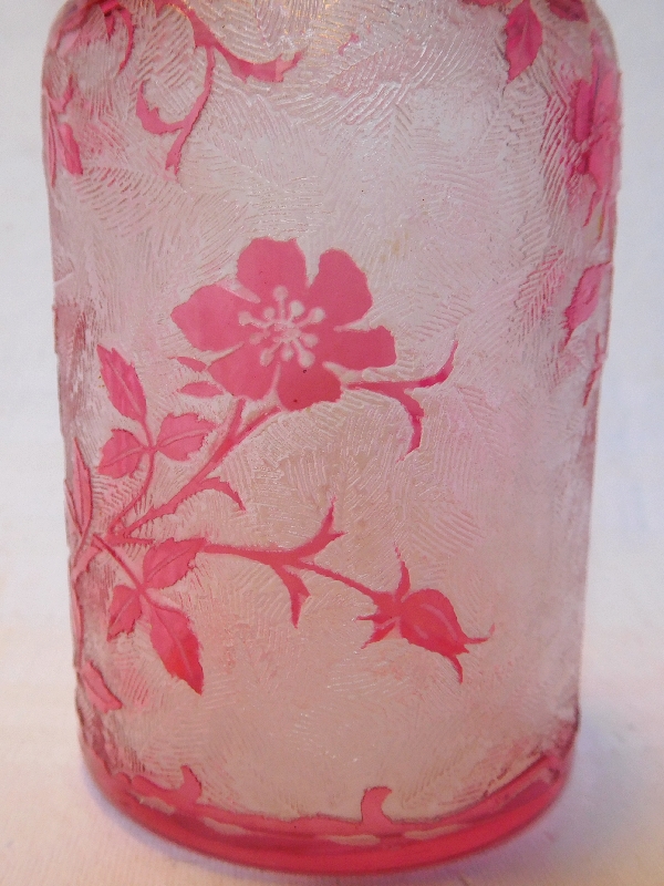 Baccarat crystal perfume bottle, Eglantier pattern, pink crystal - 14cm