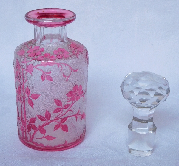 Baccarat crystal perfume bottle, Eglantier pattern, pink crystal - 14cm
