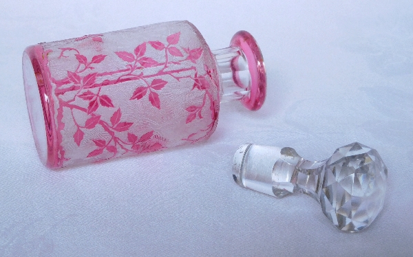 Flacon à parfum en cristal de Baccarat, modèle Eglantier rose - 14cm