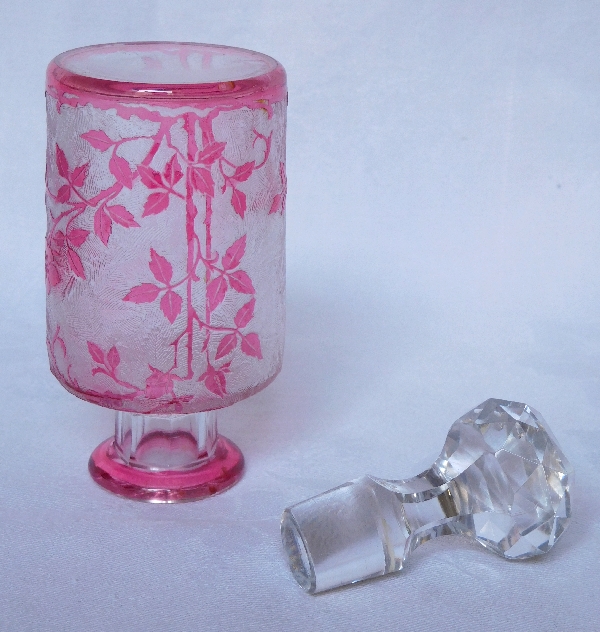 Baccarat crystal perfume bottle, Eglantier pattern, pink crystal - 14cm