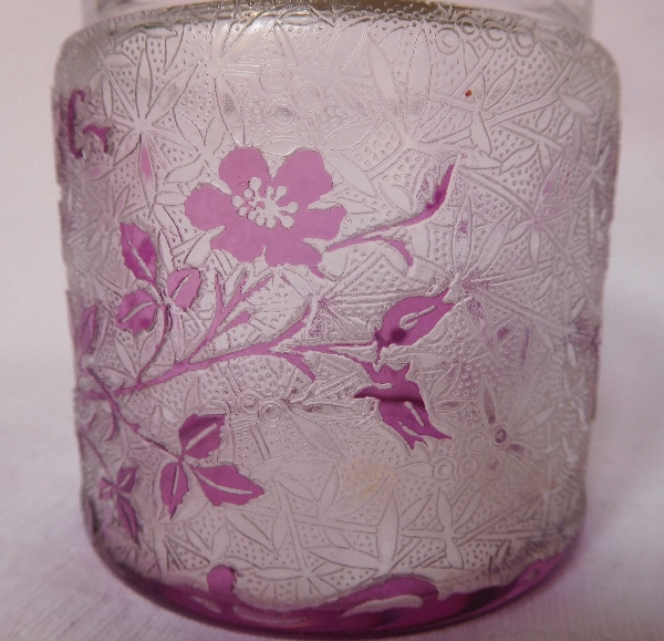 Boîte à poudre en cristal de Baccarat, modèle Eglantier violet - étiquette papier