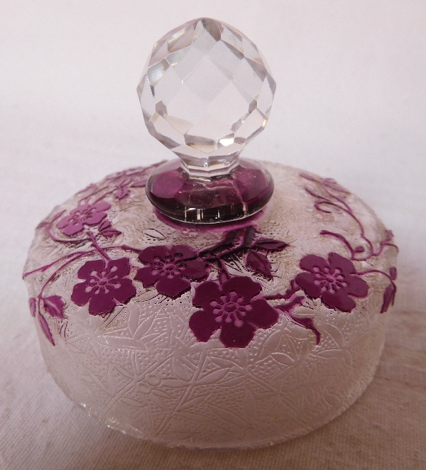 Boîte à poudre en cristal de Baccarat, modèle Eglantier violet - étiquette papier