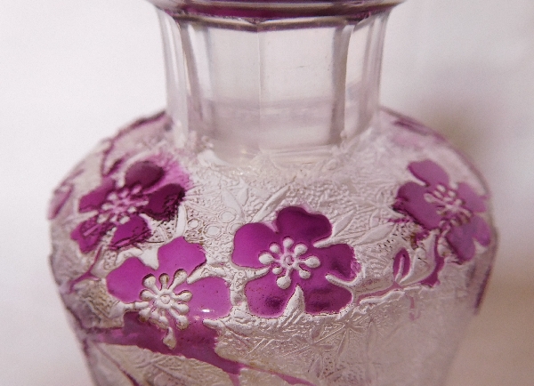Baccarat crystal perfume bottle, Eglantier pattern, purple overlay crystal - 14.2cm