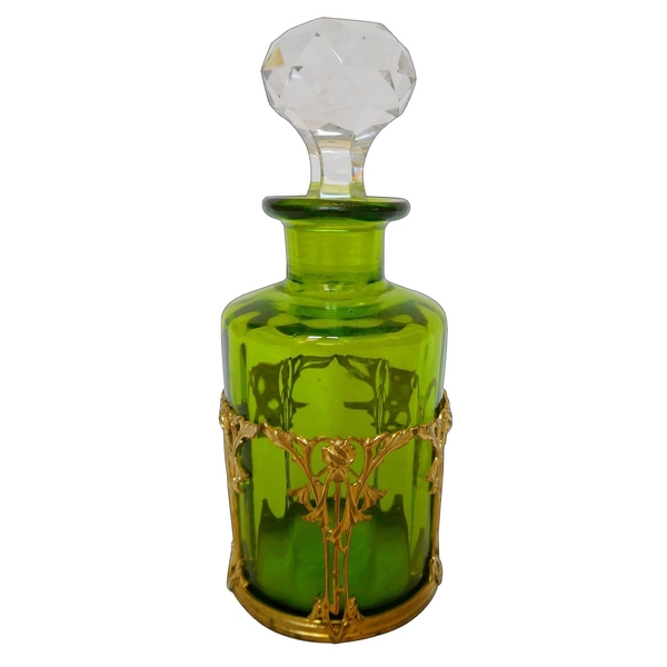 Grand flacon de toilette en cristal de Baccarat vert chartreuse, monture Art Nouveau en bronze doré