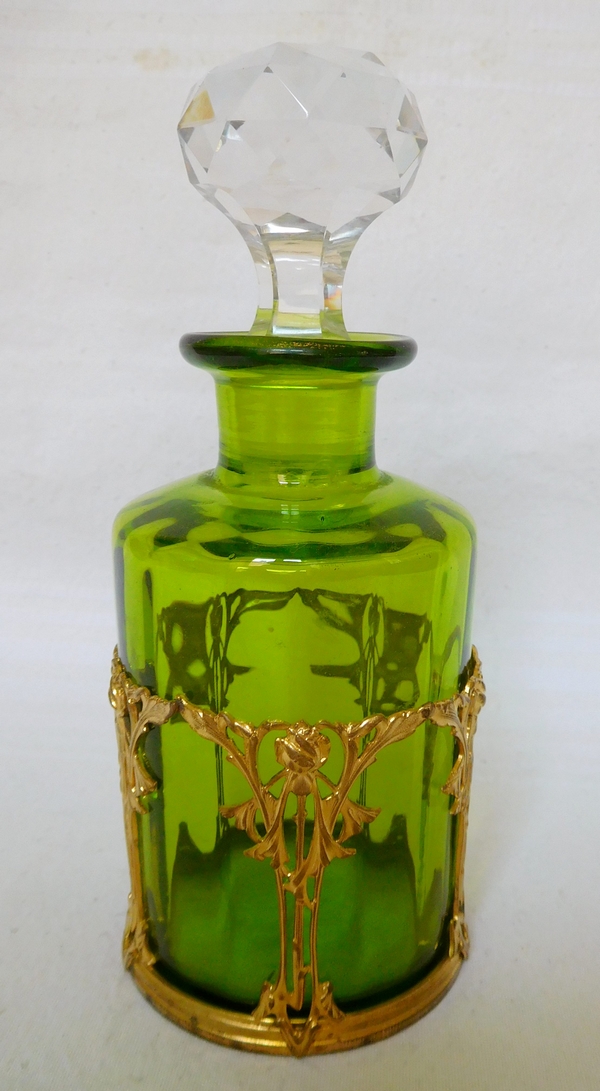 Grand flacon de toilette en cristal de Baccarat vert chartreuse, monture Art Nouveau en bronze doré