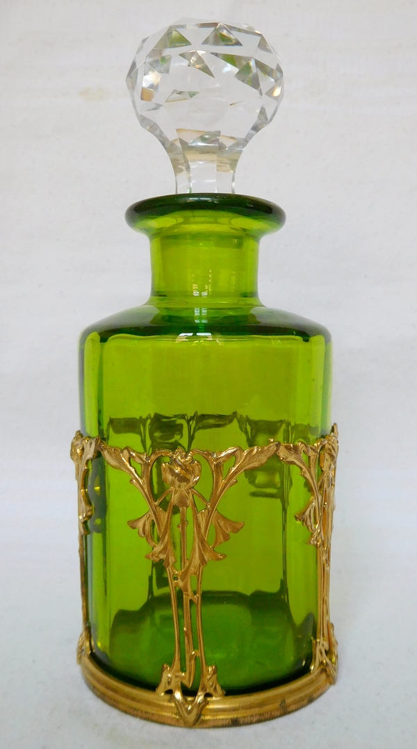 Grand flacon de toilette en cristal de Baccarat vert chartreuse, monture Art Nouveau en bronze doré