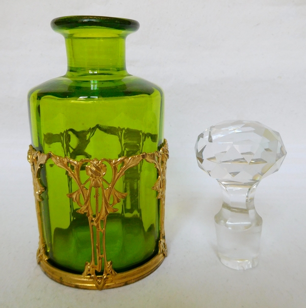 Grand flacon de toilette en cristal de Baccarat vert chartreuse, monture Art Nouveau en bronze doré