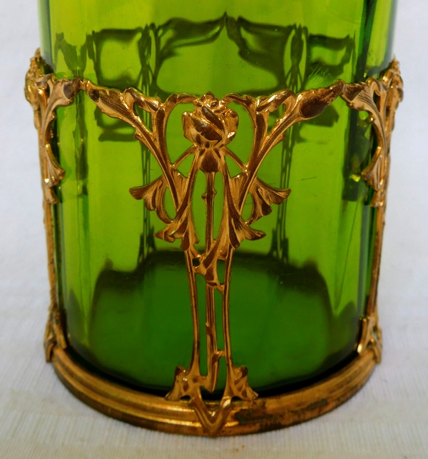 Grand flacon de toilette en cristal de Baccarat vert chartreuse, monture Art Nouveau en bronze doré