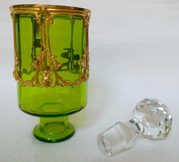 Grand flacon de toilette en cristal de Baccarat vert chartreuse, monture Art Nouveau en bronze doré