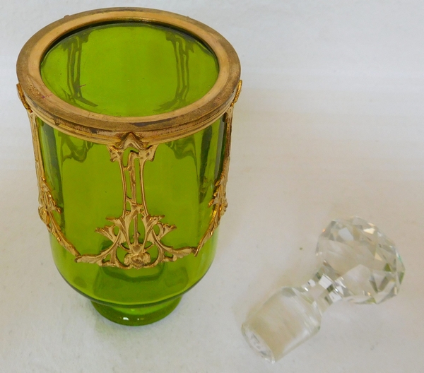 Grand flacon de toilette en cristal de Baccarat vert chartreuse, monture Art Nouveau en bronze doré