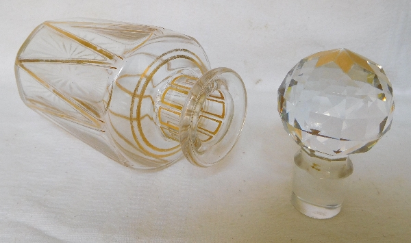 Grand flacon en cristal de Baccarat, rare modèle taillé rehaussé à l'or - 19cm