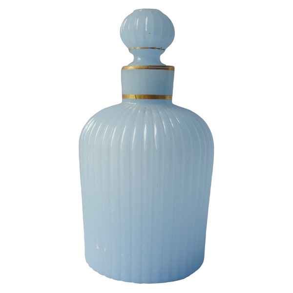 Flacon à parfum en cristal de Baccarat, opaline bleu ciel, étiquette, fin XIXe siècle