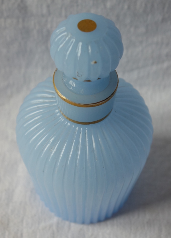 Flacon à parfum en cristal de Baccarat, opaline bleu ciel, étiquette, fin XIXe siècle