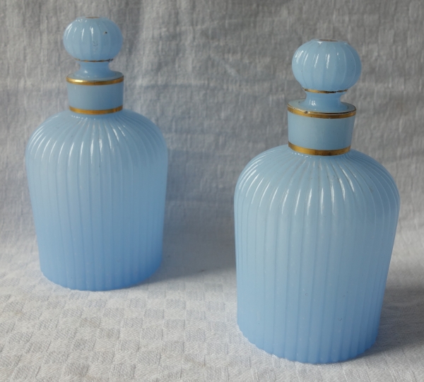 Flacon à parfum en cristal de Baccarat, opaline bleu ciel, étiquette, fin XIXe siècle