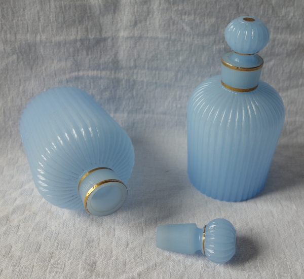 Flacon à parfum en cristal de Baccarat, opaline bleu ciel, étiquette, fin XIXe siècle