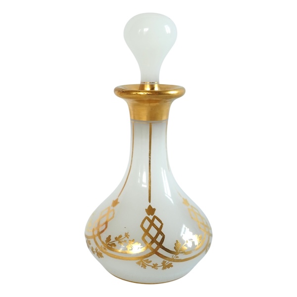 Baccarat : flacon / carafe à liqueur orientaliste en opaline dorée vers 1860