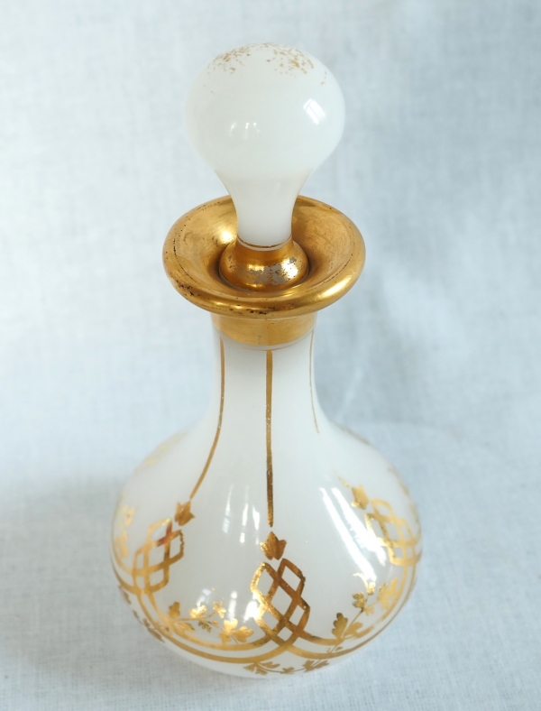 Baccarat : flacon / carafe à liqueur orientaliste en opaline dorée vers 1860