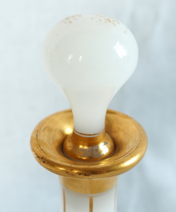 Baccarat : flacon / carafe à liqueur orientaliste en opaline dorée vers 1860