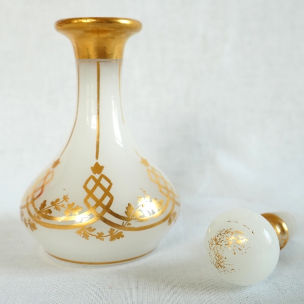 Baccarat : flacon / carafe à liqueur orientaliste en opaline dorée vers 1860