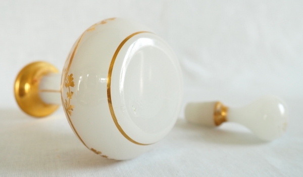 Baccarat : flacon / carafe à liqueur orientaliste en opaline dorée vers 1860