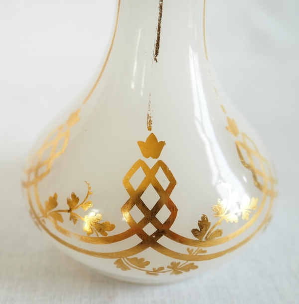 Baccarat : flacon / carafe à liqueur orientaliste en opaline dorée vers 1860