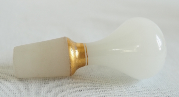 Baccarat : flacon / carafe à liqueur orientaliste en opaline dorée vers 1860