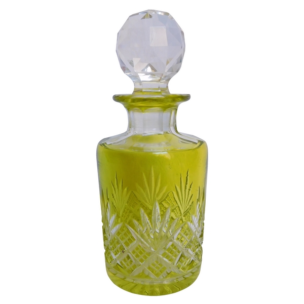 Flacon à parfum en cristal de Baccarat, cristal overlay vert chartreuse, modèle Douai