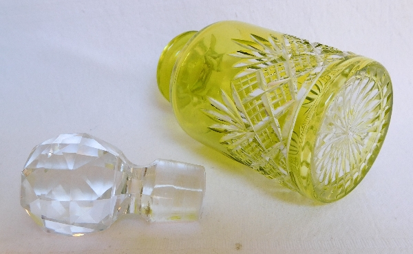 Flacon à parfum en cristal de Baccarat, cristal overlay vert chartreuse, modèle Douai